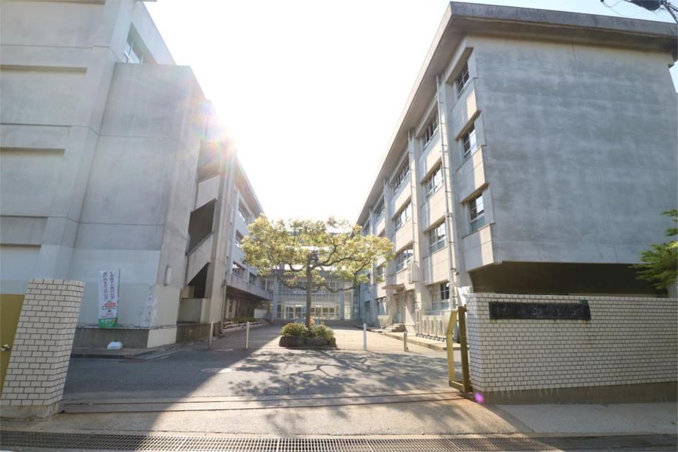 近くの宇美町立宇美東中学校まで1,188m（徒歩15分）