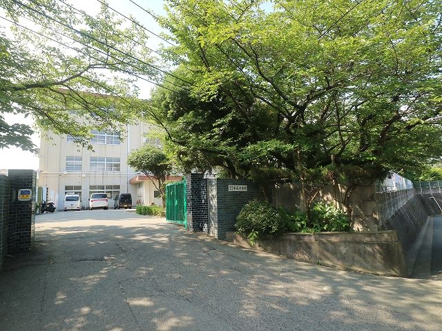 近くの福岡市立平尾中学校まで893m（徒歩12分）