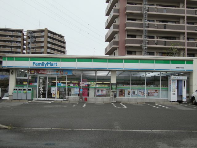 近くのファミリーマートまで894m(徒歩12分)
