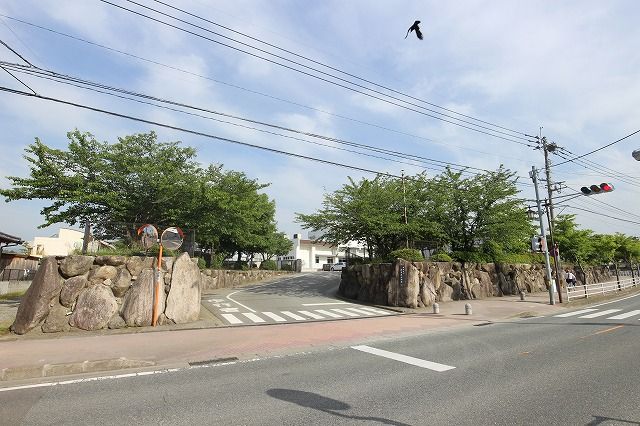 近くの新宮町立新宮東小学校まで1,056m(徒歩14分)
