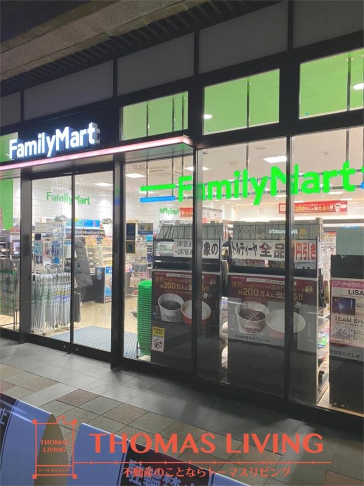 近くのファミリーマート 福岡六本松駅前店まで242m（徒歩4分）