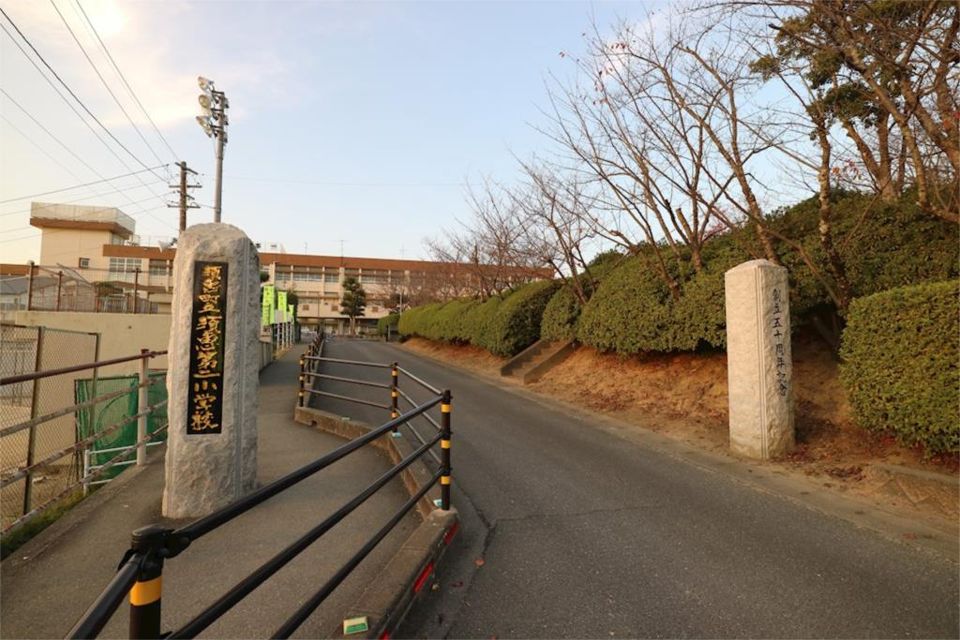 近くの須恵町立須恵第二小学校まで889m(徒歩12分)