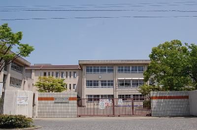 近くの千早西小学校まで650m(徒歩9分)