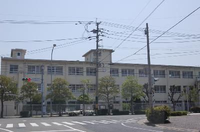 近くの香椎第1中学校まで1,100m(徒歩14分)