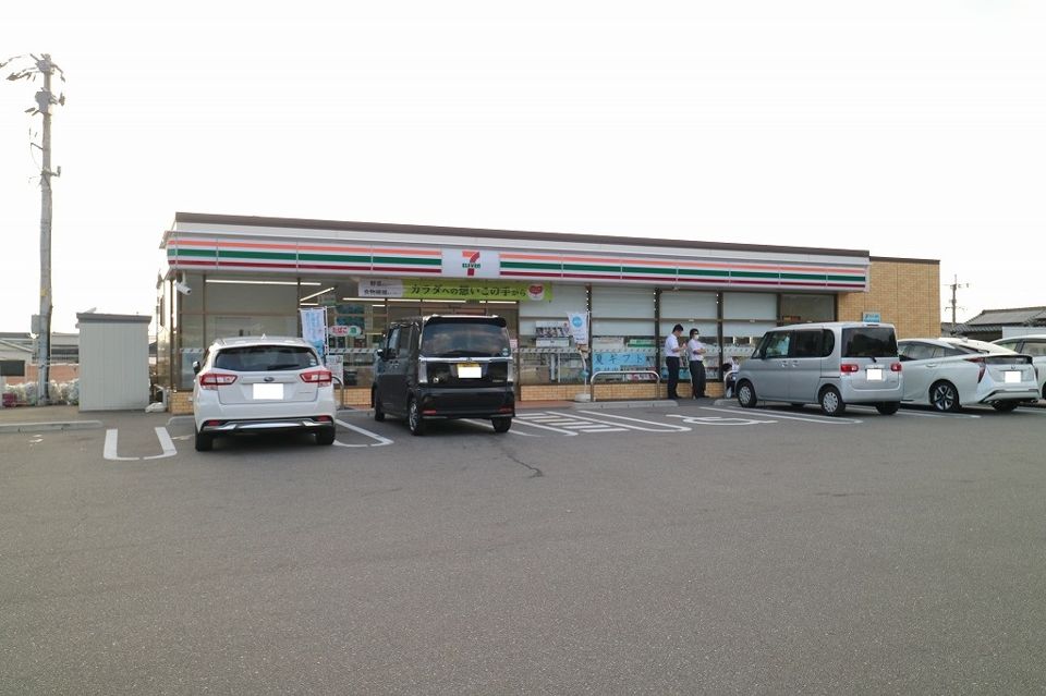 近くのセブンイレブン 須恵新原店まで606m（徒歩8分）