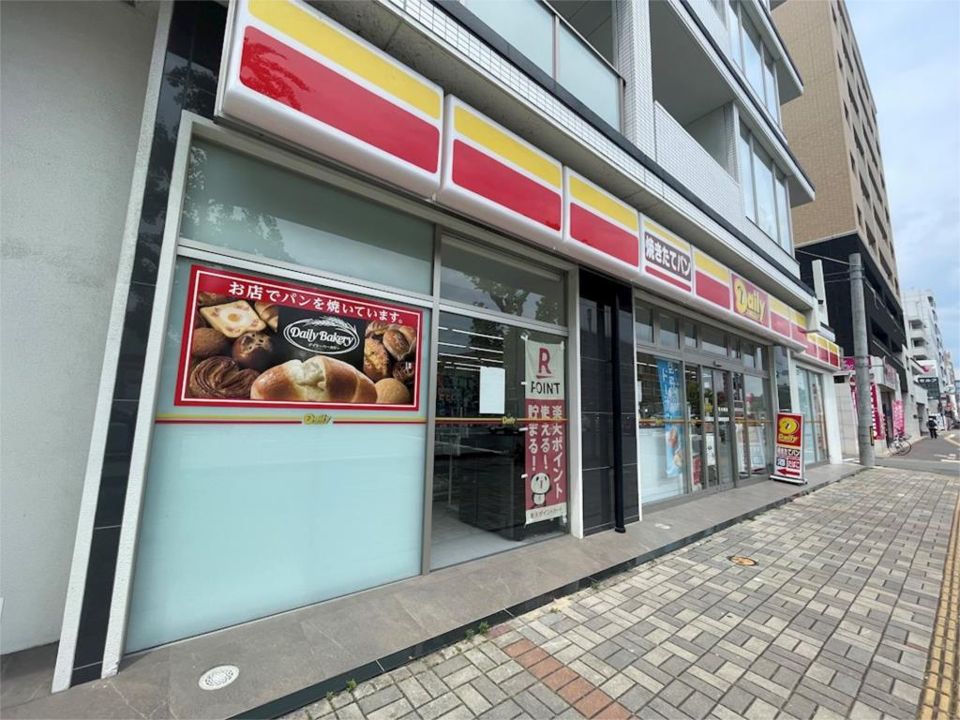 近くのデイリーヤマザキ大濠公園前店まで779m（徒歩10分）