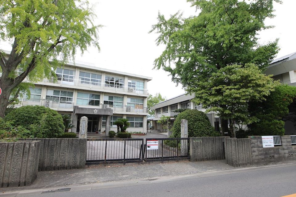 近くの粕屋町立大川小学校まで577m（徒歩8分）
