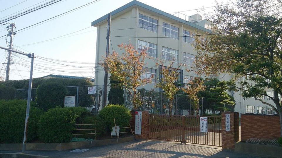 近くの福岡市立青葉小学校まで1,072m（徒歩14分）