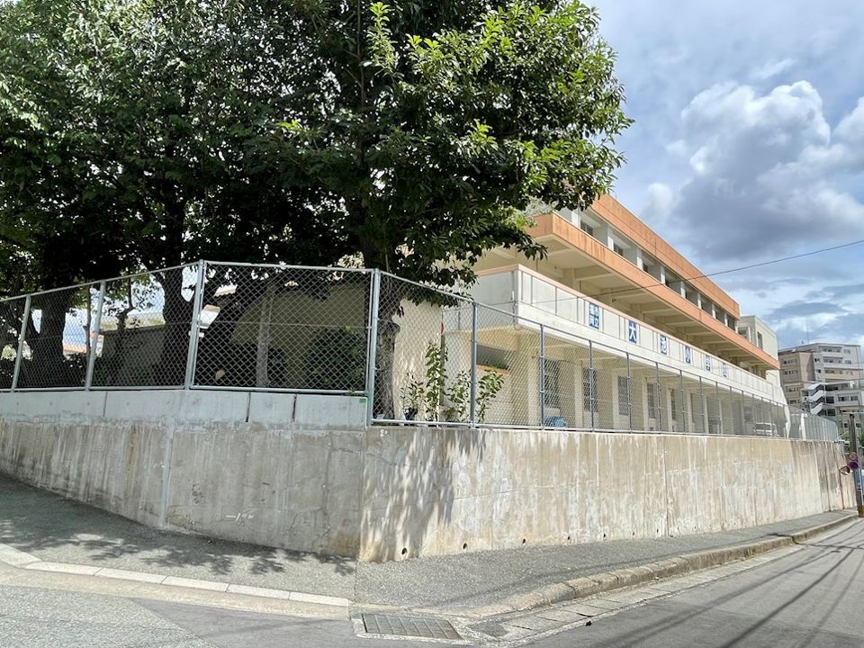 近くの福岡市立大池小学校まで1,360m（徒歩17分）