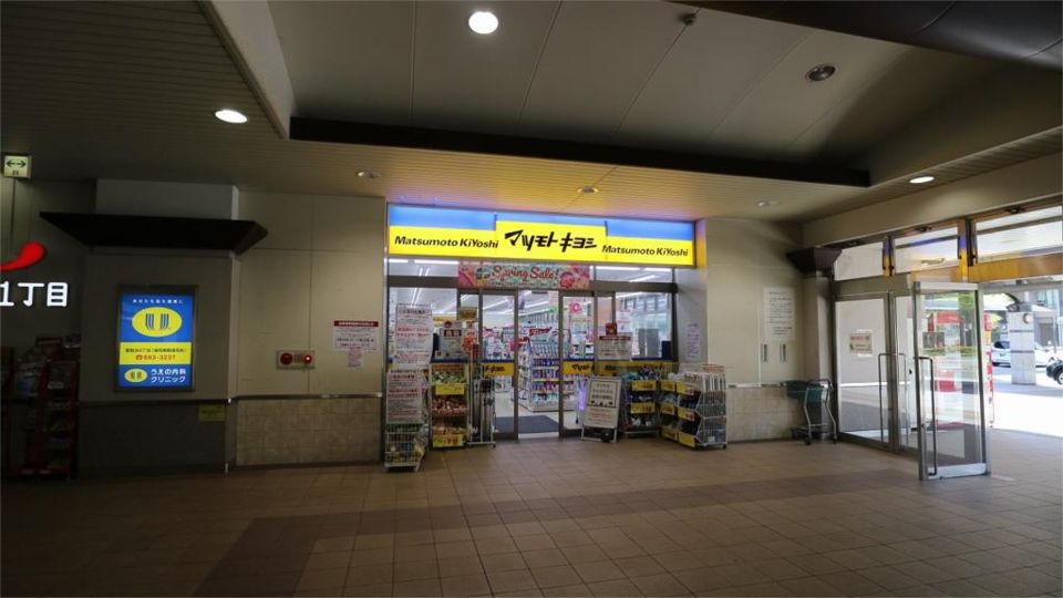 近くのマツモトキヨシ えきまち1丁目千早駅店まで527m(徒歩7分)