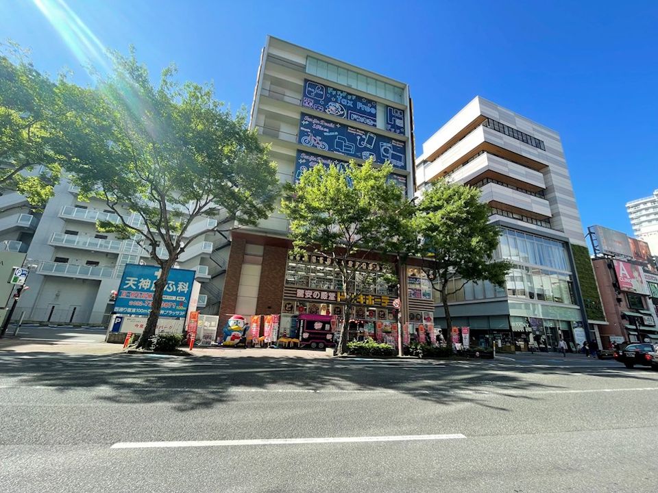 近くのドン・キホーテ福岡天神本店まで885m（徒歩12分）