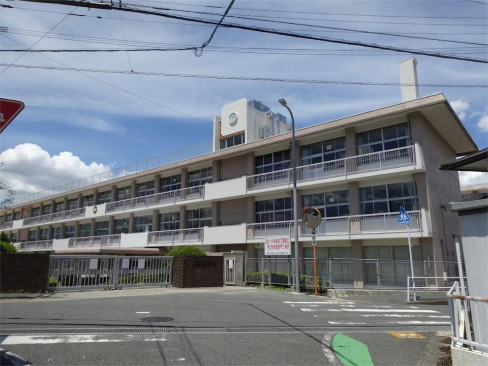 近くの大野城市立大利小学校まで1,006m（徒歩13分）