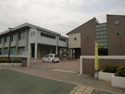 近くの福津市立津屋崎中学校まで1,642m（徒歩21分）