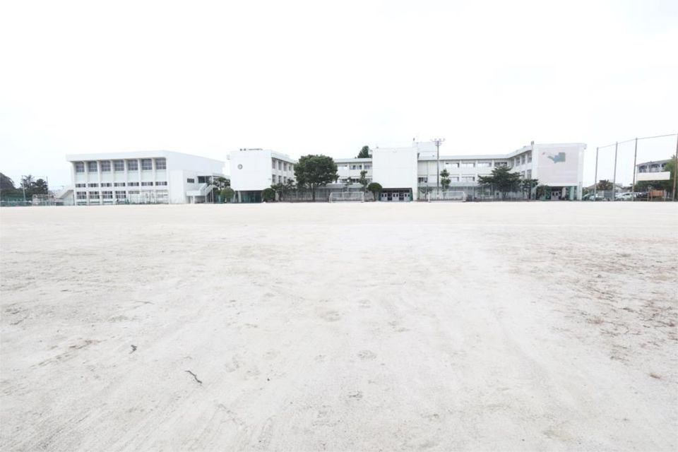 近くの春日市立春日西中学校まで755m（徒歩10分）