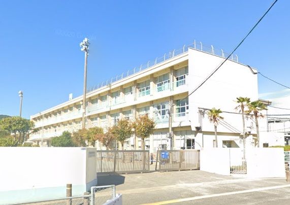 近くの那珂川市立安徳北小学校まで552m（徒歩7分）