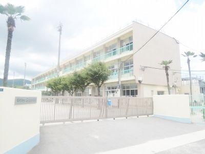 近くの安徳北小学校まで109m（徒歩2分）