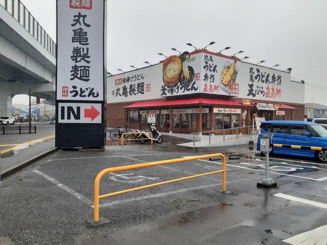 近くの丸亀製麺福岡賀茂店まで500m（徒歩7分）