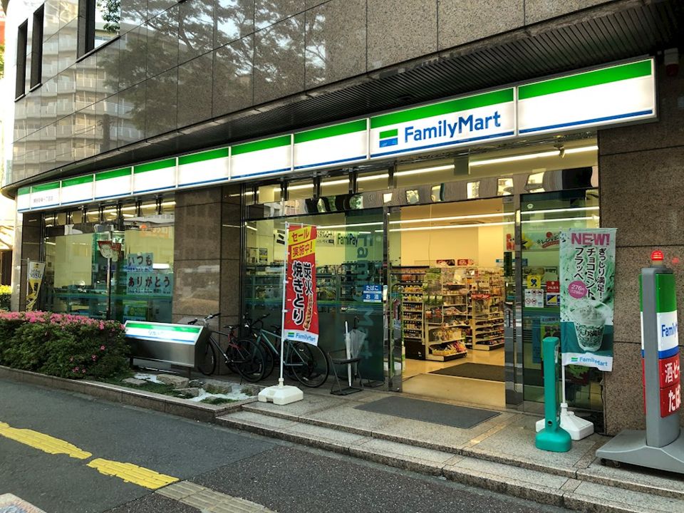 近くのファミリーマート 博多駅東一丁目店まで260m（徒歩4分）