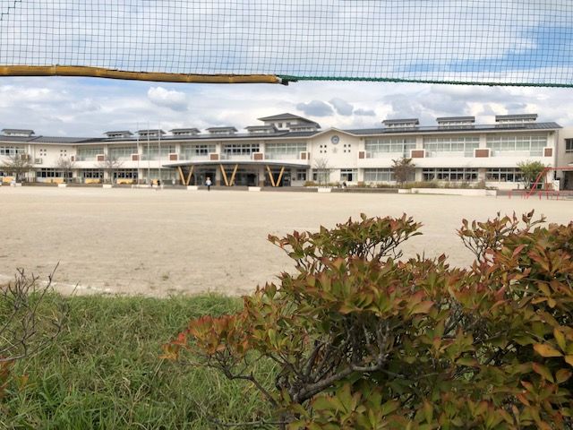 近くの基山町立基山小学校まで564m（徒歩8分）