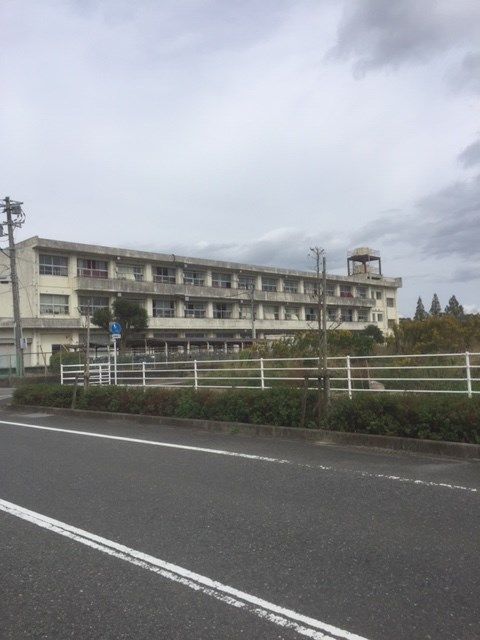 近くの小郡市立小郡中学校まで2,415m（徒歩31分）