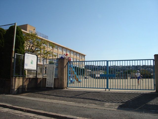 近くの福岡市立美和台小学校まで566m（徒歩8分）