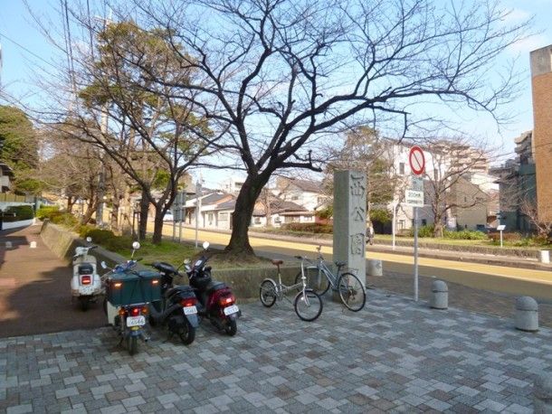 近くの西公園まで421m（徒歩6分）