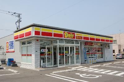 近くのデイリーヤマザキ 古賀市役所前店まで746m（徒歩10分）