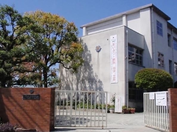 近くの福岡市立千早小学校まで390m（徒歩5分）