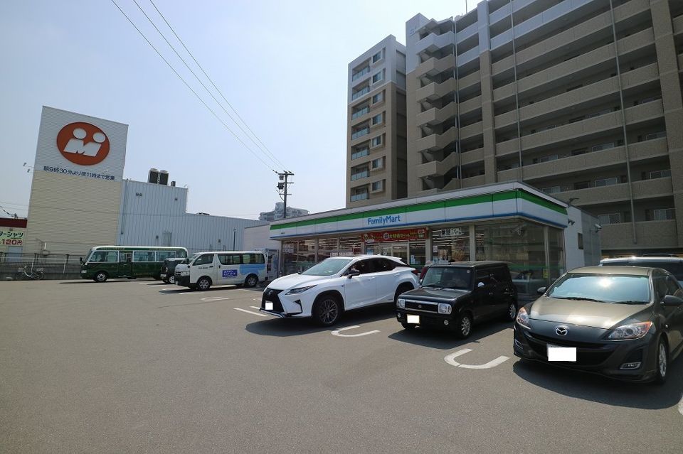 近くのファミリーマート 篠栗庄店まで275m（徒歩4分）