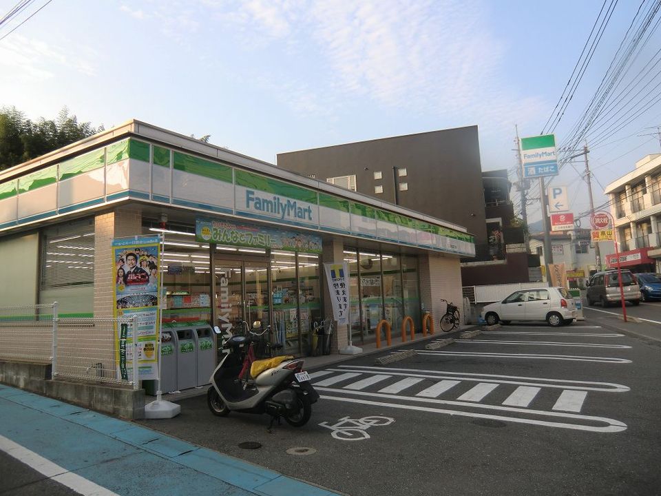 近くのファミリーマート二日市北2丁目店まで103m（徒歩2分）
