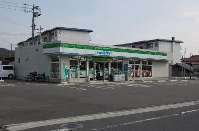 近くのファミリーマートまで300m（徒歩4分）