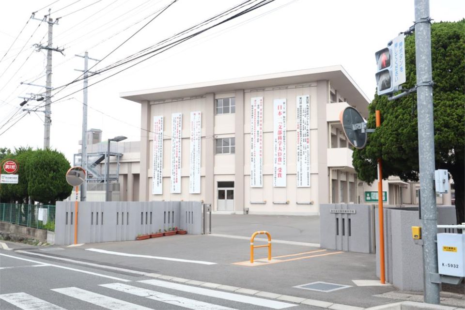 近くの春日市立春日東中学校まで902m（徒歩12分）