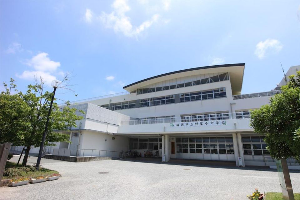 近くの福岡市立照葉中学校まで602m（徒歩8分）
