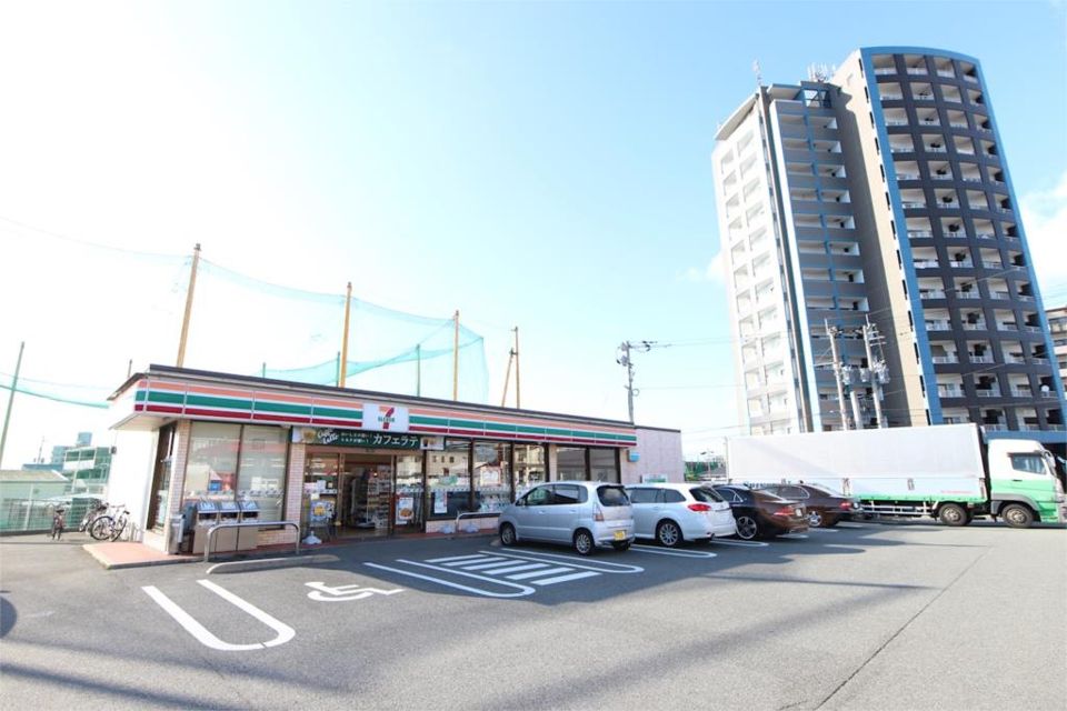近くのセブンイレブン 古賀花見東7丁目店まで87m（徒歩2分）