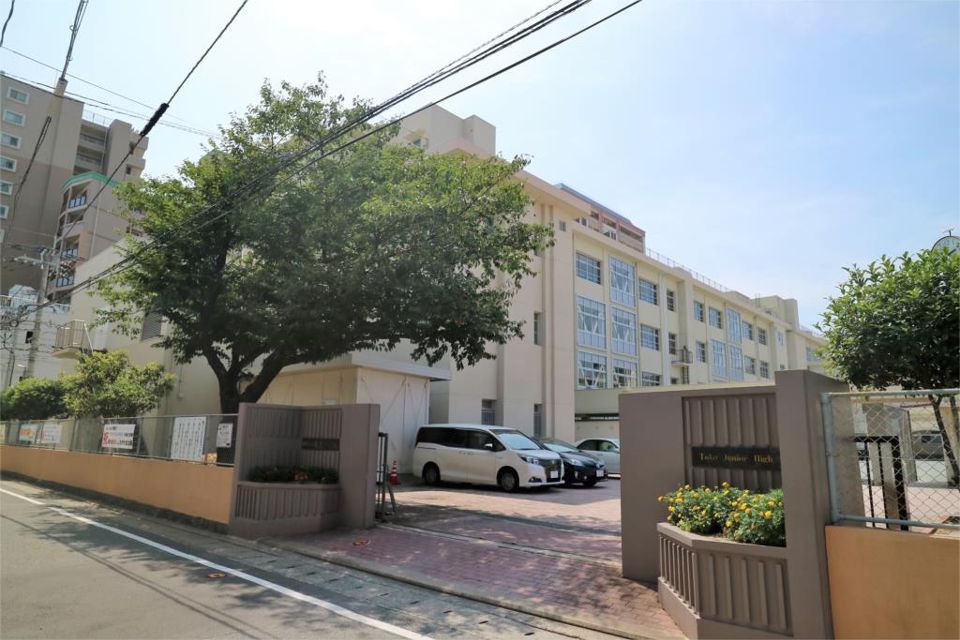 近くの福岡市立東光中学校まで1,405m（徒歩18分）