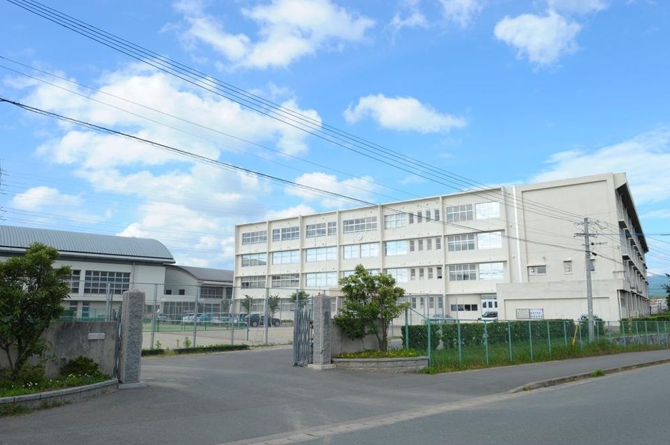 近くの新宮町立新宮中学校まで1,799m（徒歩23分）