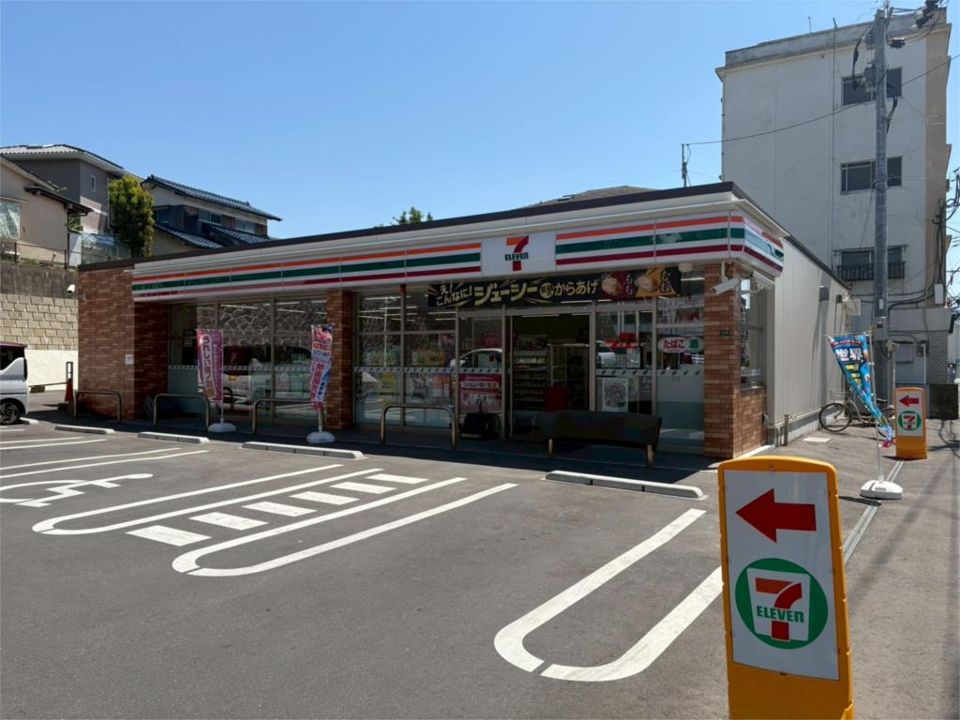 近くのセブンイレブン 福岡飯倉5丁目店まで748m（徒歩10分）