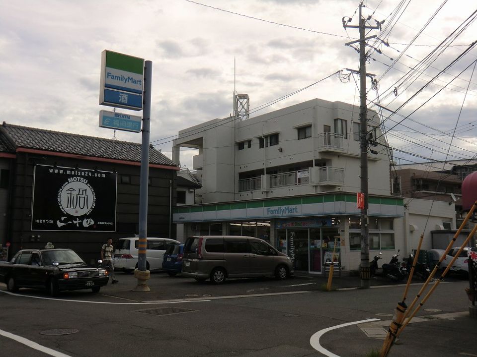 近くのファミリーマート五条駅前店まで502m（徒歩7分）