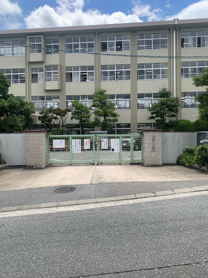 近くの福岡市立南片江小学校まで844m（徒歩11分）
