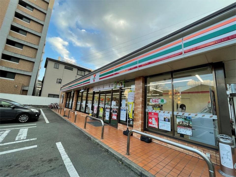 近くのセブンイレブン 福岡高宮駅前店まで286m（徒歩4分）