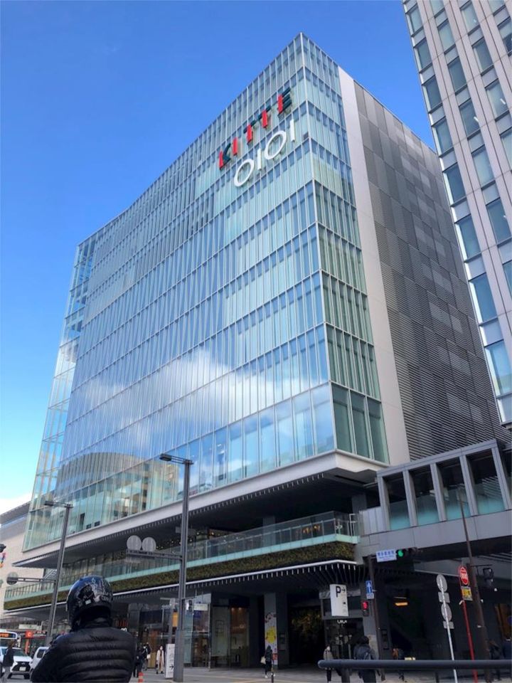 近くのKITTE博多まで1,306m（徒歩17分）