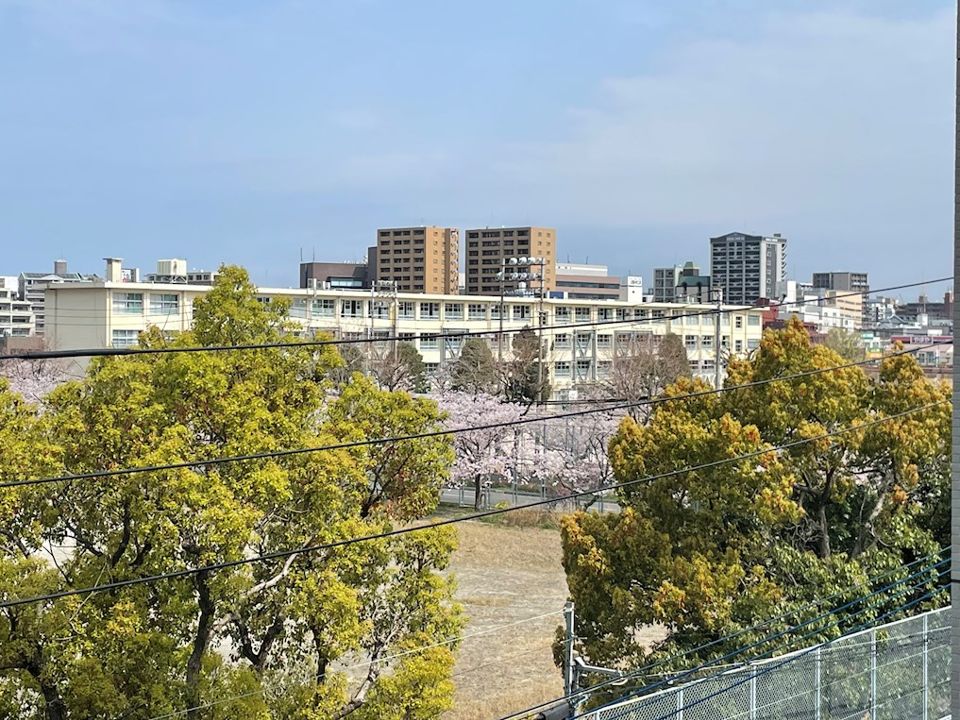 近くの福岡市立高宮中学校まで1,075m（徒歩14分）
