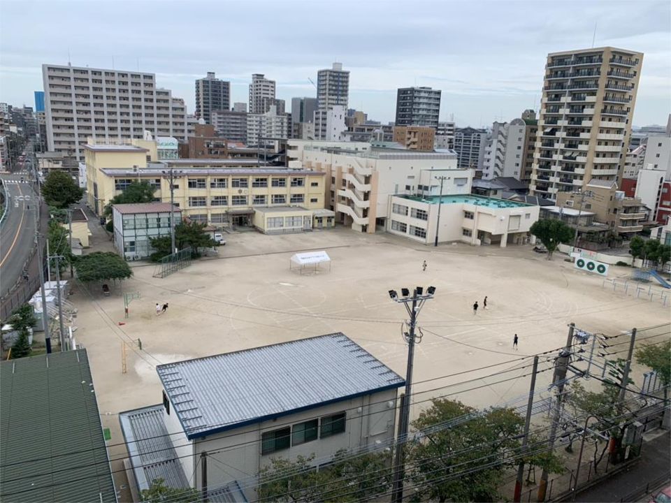 近くの福岡市立草ケ江小学校まで631m（徒歩8分）