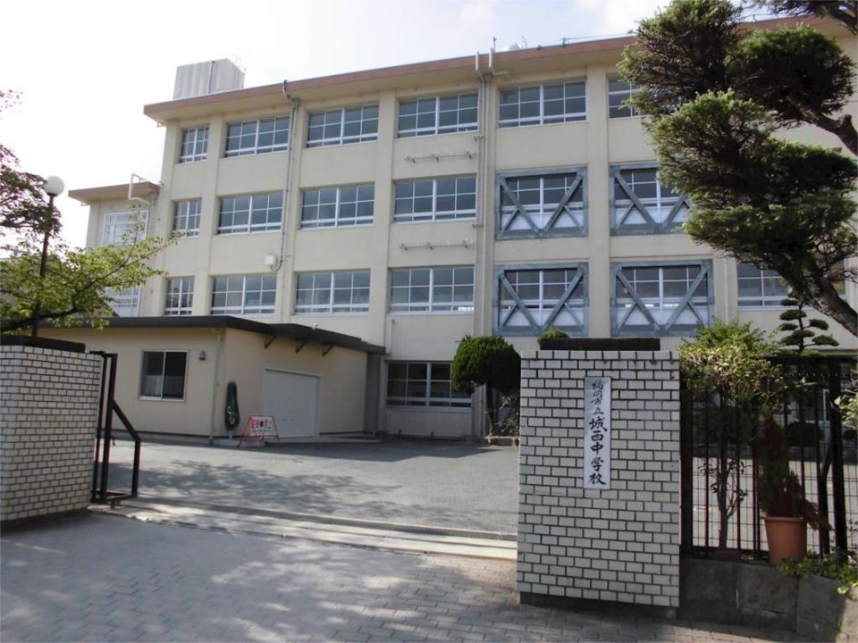近くの城西中学校まで1,127m（徒歩15分）