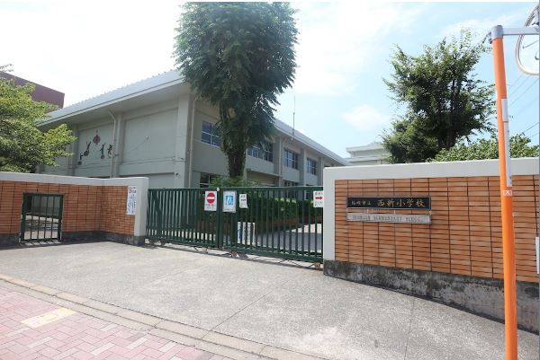 近くの福岡市立西新小学校まで970m（徒歩13分）