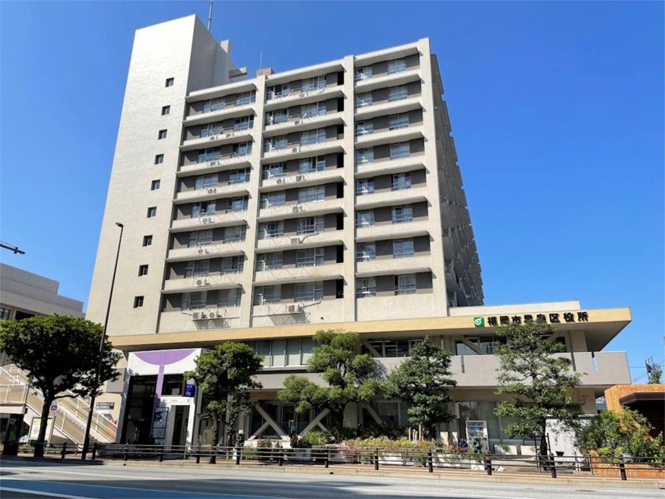 近くの早良区役所まで727m（徒歩10分）