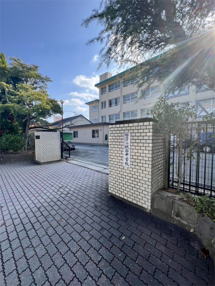 近くの福岡市立城南中学校まで1,102m（徒歩14分）