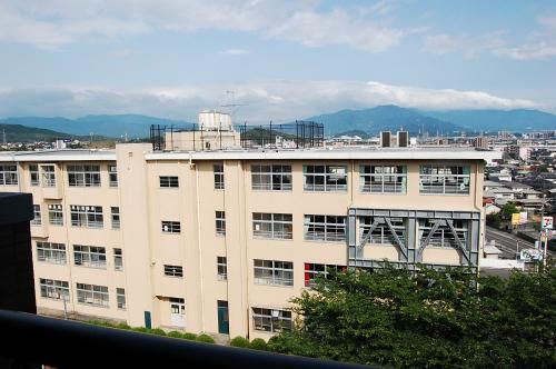 近くの八田小学校まで300m（徒歩4分）
