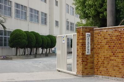 近くの多々良中央中学校まで600m（徒歩8分）