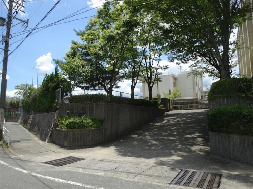 近くの大野城市立御陵中学校まで1,448m（徒歩19分）